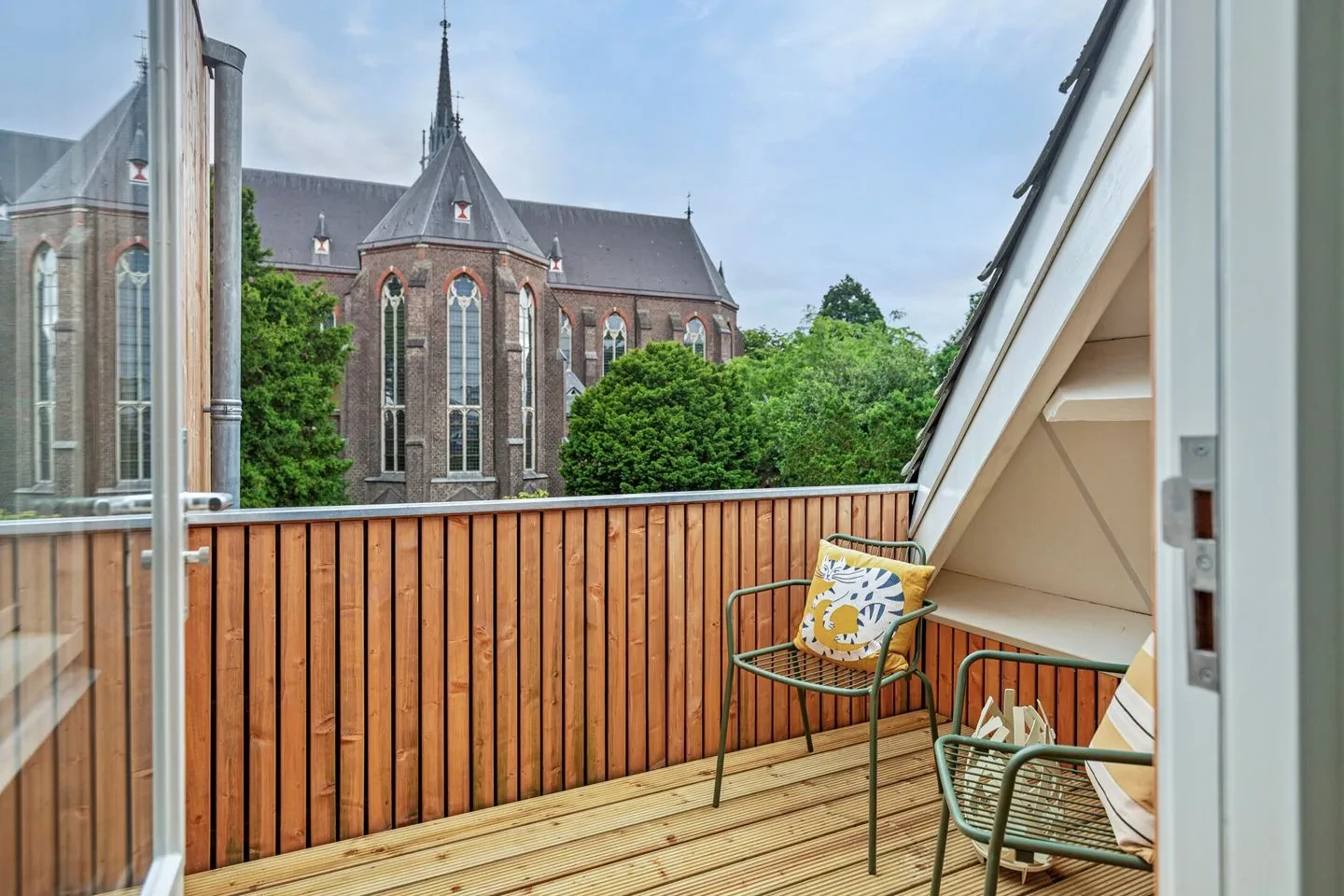 Inpandig balkon van een appartement in Best, met zicht op de kerk