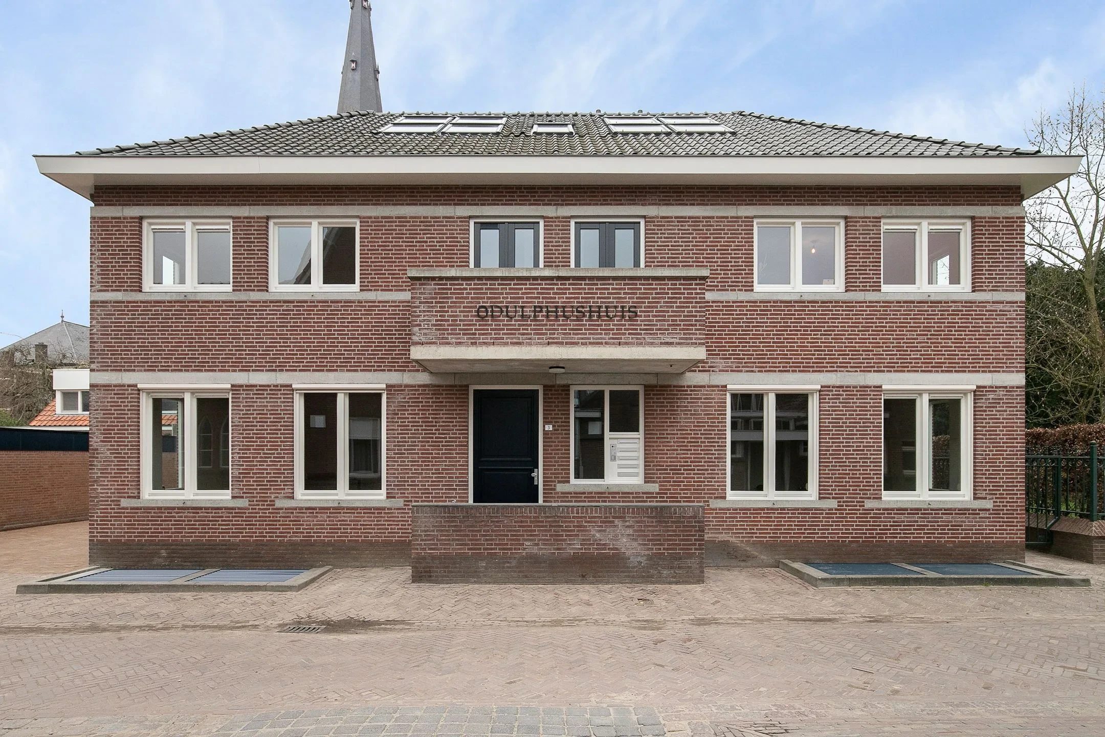 De historische pastorie in Best met de bakstenen voorgevel, getransformeerd tot appartementen