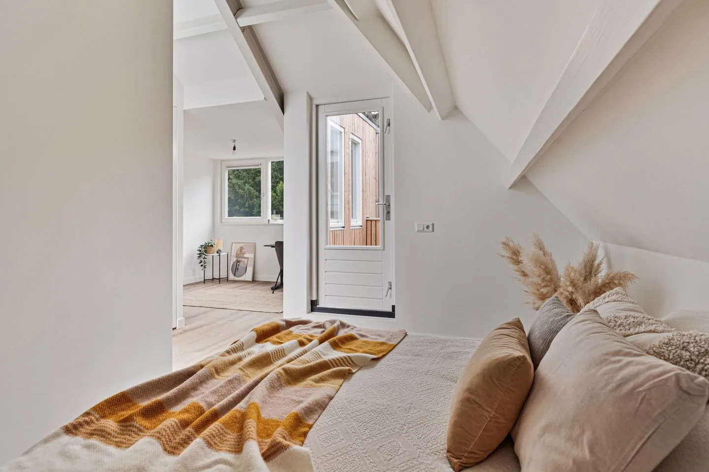 Slaapkamer onder de bestaande dakconstructie van de getransformeerde pastorie in Best