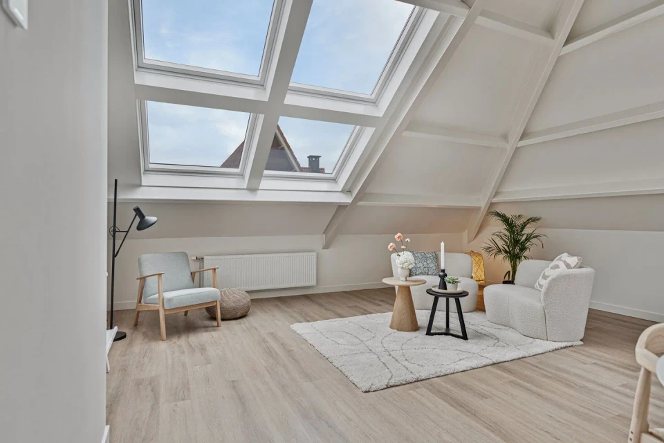 Een lichte woonruimte onder de kap van de voormalige pastorie.: Appartementen Best, beeld 3