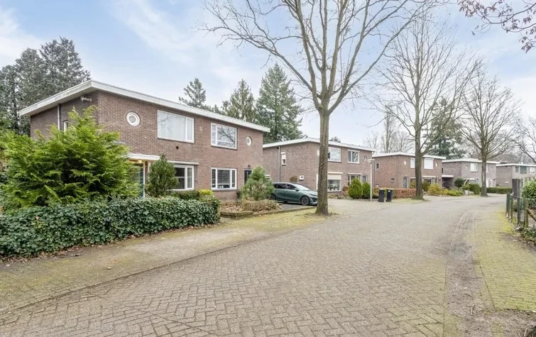 De straatgevel van de bestaande woning in Best.: Woningverbouwing Best, beeld 29