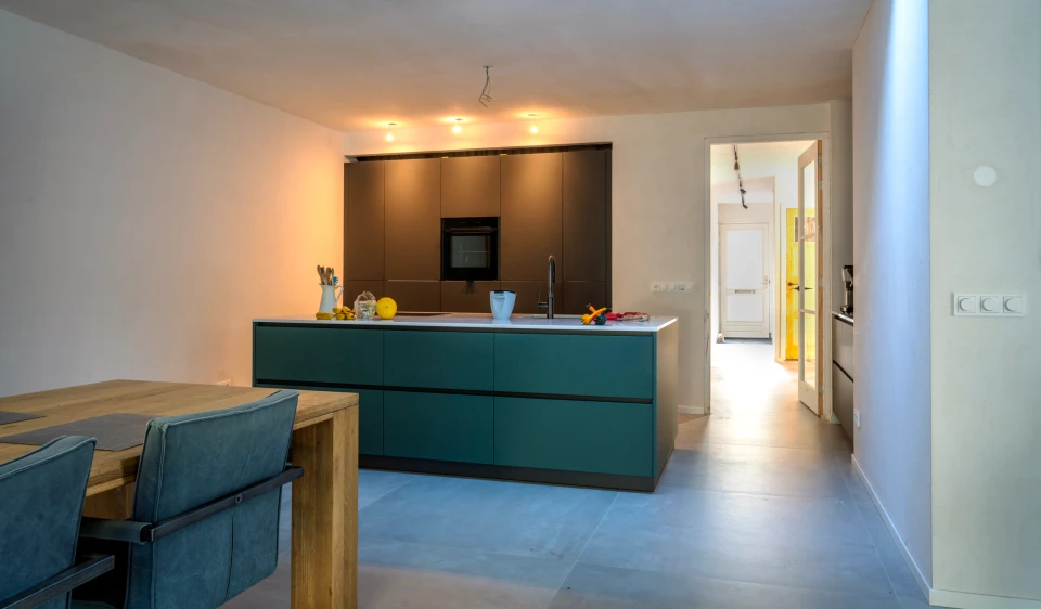 De keuken met kookeiland in de verbouwde woning in Best.: Woningverbouwing Best, beeld 4