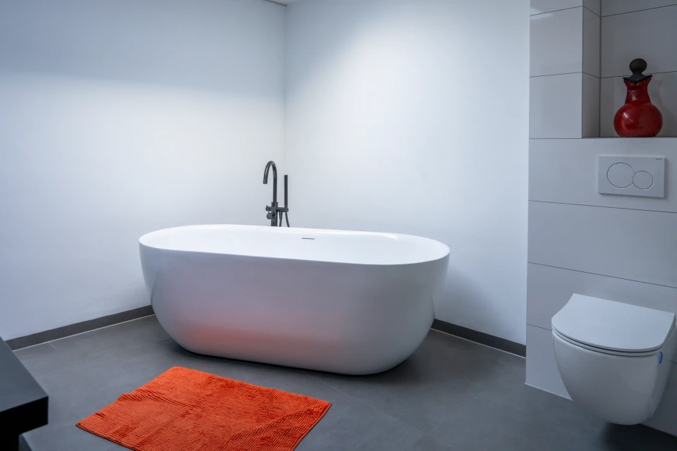 De badkamer met vrijstaand bad in Best.: Woningverbouwing Best, beeld 6