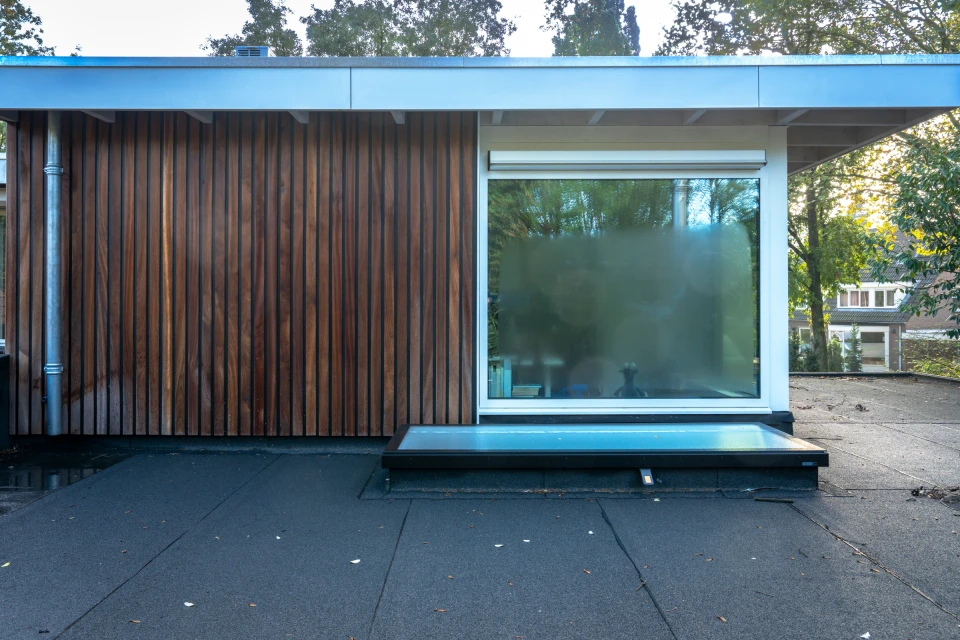 Houten gevelbekleding en het grote raam op de verdieping in Best.: Woningverbouwing Best, beeld 8
