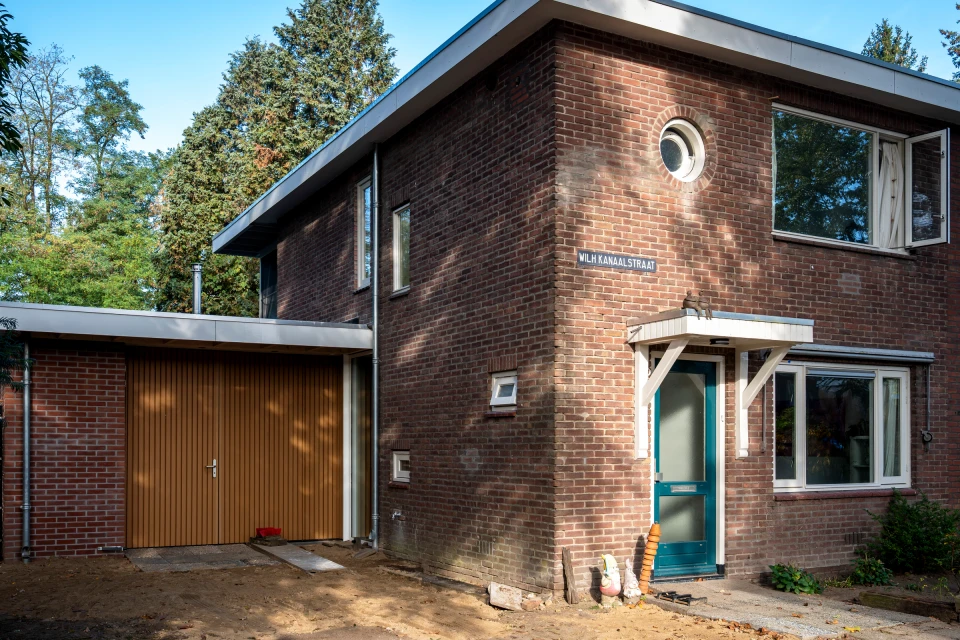 De straatzijde van de verbouwde woning in het BATA-dorp in Best.: Woningverbouwing Best, beeld 9