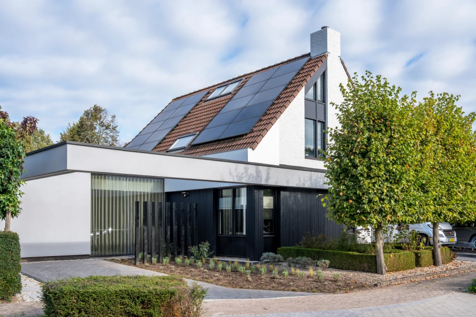 De verbouwde woning in Heythuysen gezien vanaf de straat.: Luxe verbouwing Heythuysen, beeld 2