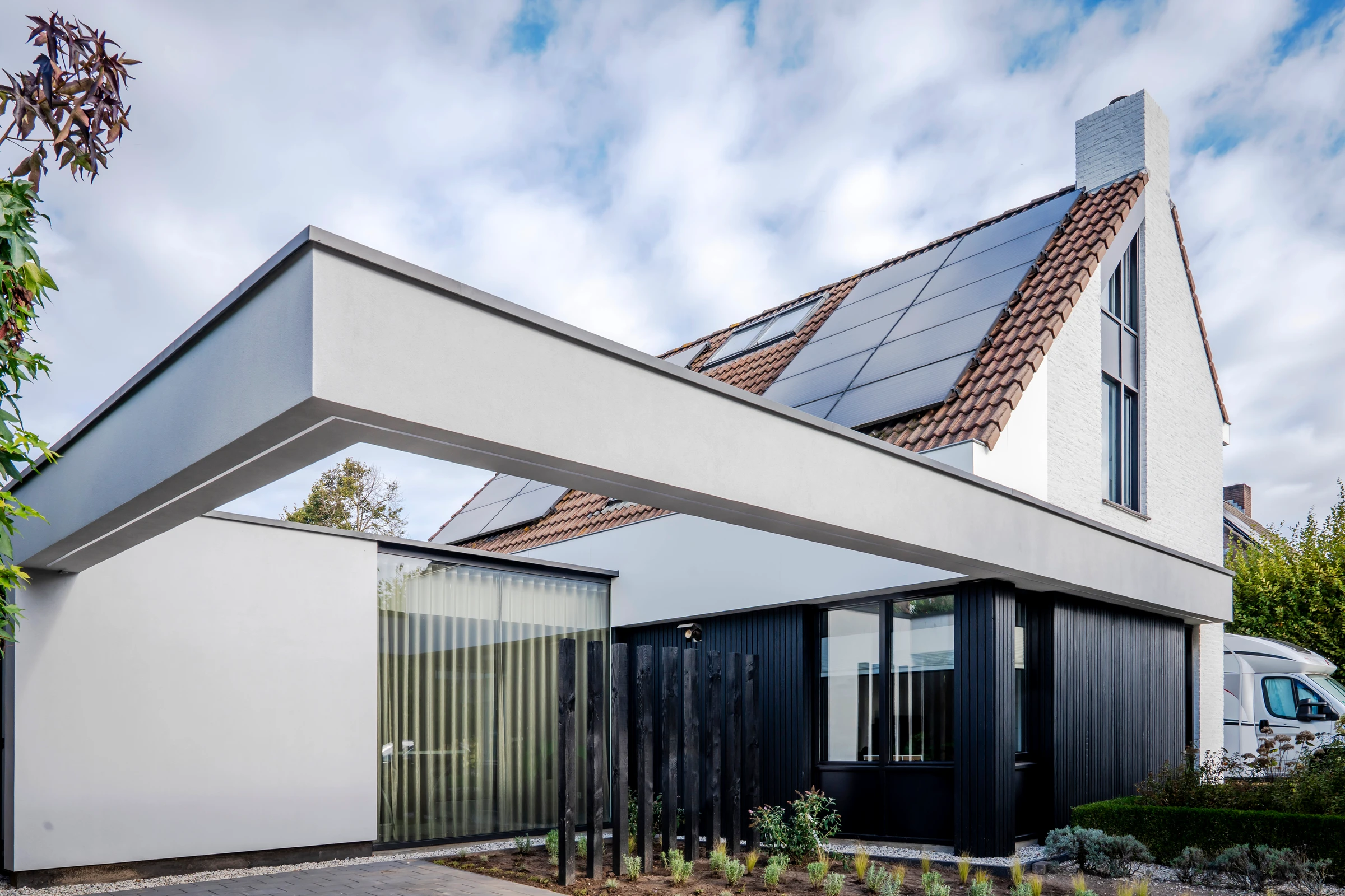 De vrijdragende overkapping en zorgvuldig afgewerkte gevel van de woning in Heythuysen