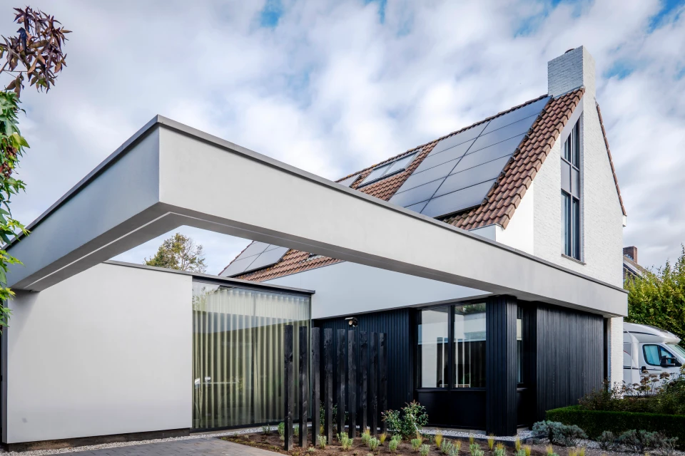 De vrijdragende boeiconstructie aan de voorzijde in Heythuysen.: Luxe verbouwing Heythuysen, beeld 3