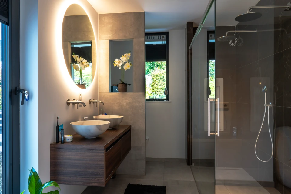 De badkamer met inloopdouche in Heythuysen.: Luxe verbouwing Heythuysen, beeld 8