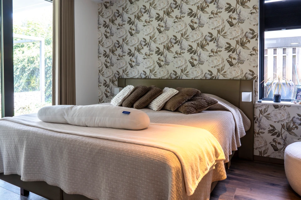 De slaapkamer in de verbouwde woning in Heythuysen.: Luxe verbouwing Heythuysen, beeld 9