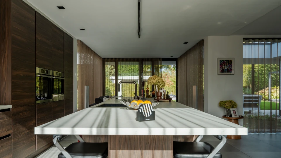 Het kookeiland en de maatwerkkeuken in Heythuysen.: Luxe verbouwing Heythuysen, beeld 7