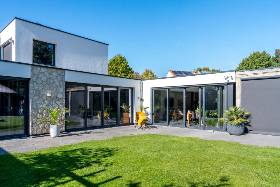 De vernieuwde achtergevel van de woning in Asten aan de tuinzijde.: Gevelrenovatie Asten, beeld 3