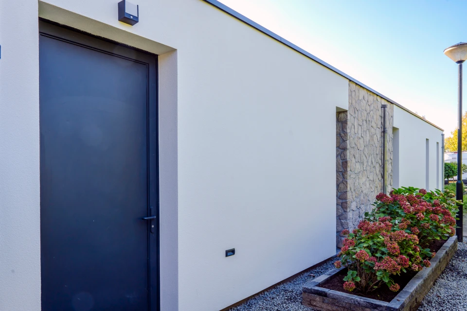 Detail van de witte gevelafwerking en natuursteen in Asten.: Gevelrenovatie Asten, beeld 5