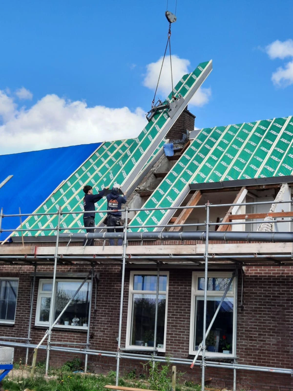 Vakmensen van De Wit Bouwbedrijf aan het werk aan een dakconstructie