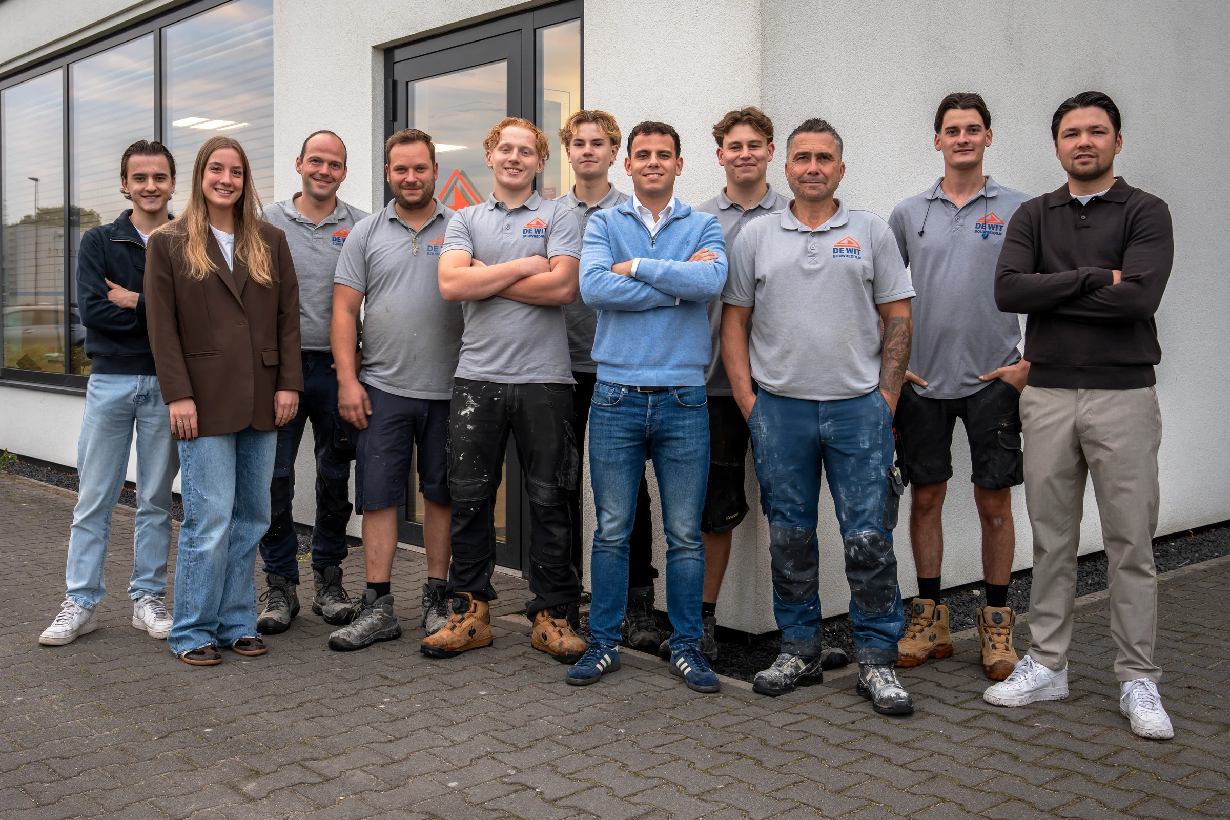 Het team van De Wit Bouwbedrijf samen voor het bedrijfspand