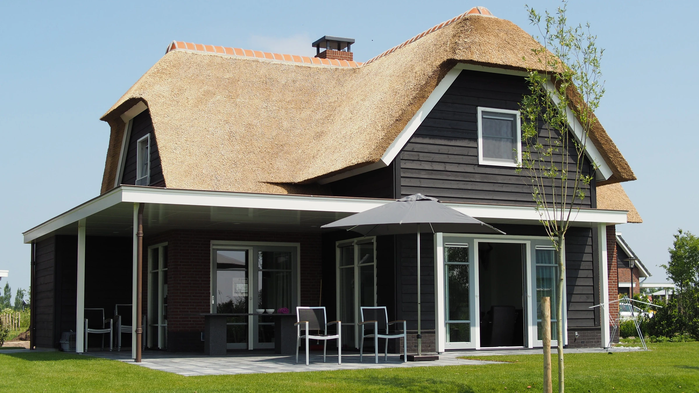 Illustratief beeld van een vrijstaande woning met rieten dak